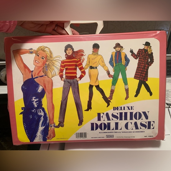 Vintage 80’s Barbie case with Barbies, Ken and clothing - Picture 1 of 9